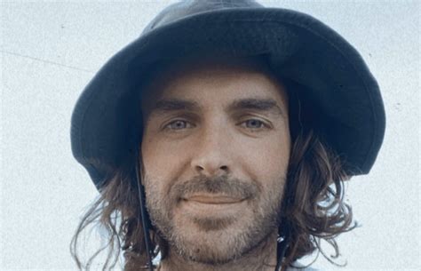 Alex Nevsky brise le silence et fait son retour pour la première fois .
